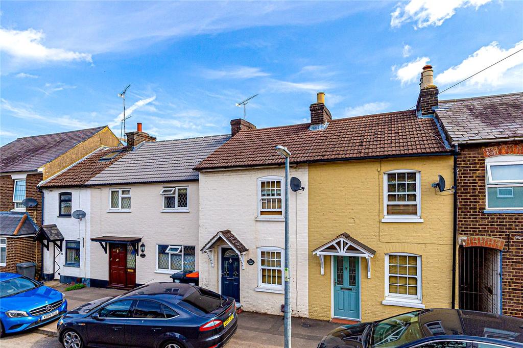 Front Street, Slip End, Luton 2 bed terraced house £300,000
