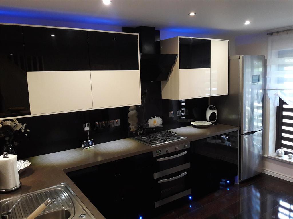 Pepper Mill, Lawley Village, Telford, Shropshire, TF4 3 bed terraced