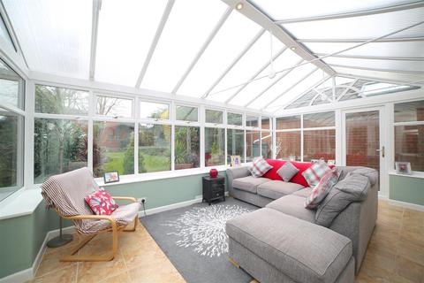 14 Grampian Close, Muxton, Telford, TF2 8PW