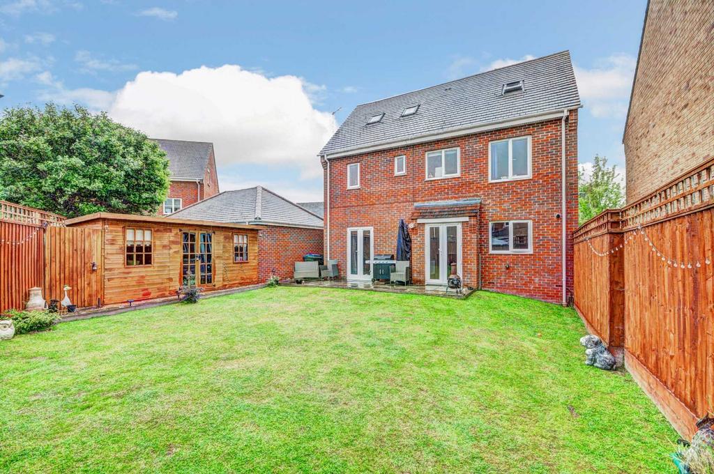 Whitechurch Close, Aylesbury HP17 5 bed detached house for sale £499,950