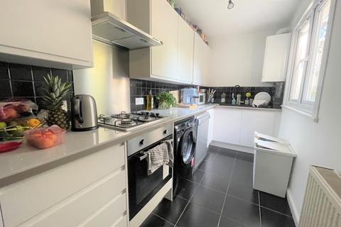 4 bedroom flat to rent, Allen Road, Stoke Newington, N16