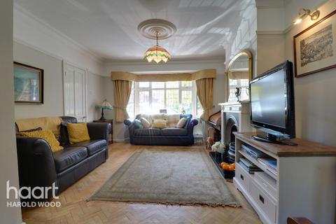 26 The Ridgeway, Harold Wood, Romford, RM3 0DT