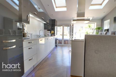 46 Colne Drive, Romford, RM3 9JX