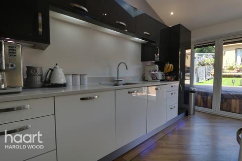 46 Colne Drive, Romford, RM3 9JX