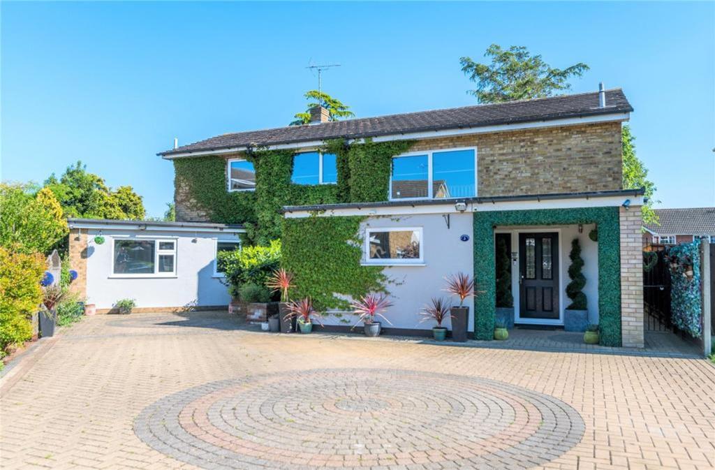 Navestock Gardens, Thorpe Bay, SS1 4 bed detached house £850,000