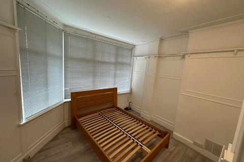 2 bedroom apartment to rent, High Road, London