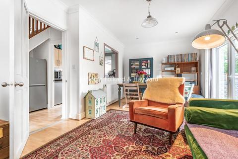 123a Thornsbeach Road, London, SE6 1EY