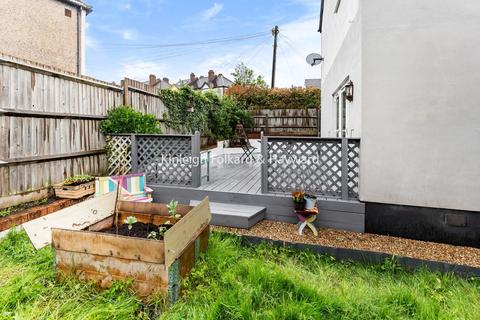 123a Thornsbeach Road, London, SE6 1EY