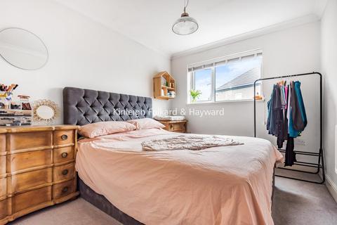 123a Thornsbeach Road, London, SE6 1EY