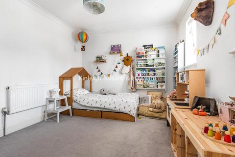 123a Thornsbeach Road, London, SE6 1EY