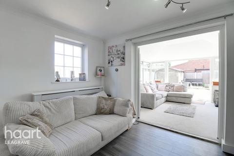 18 Kestrel Way, Luton, LU4 0UD