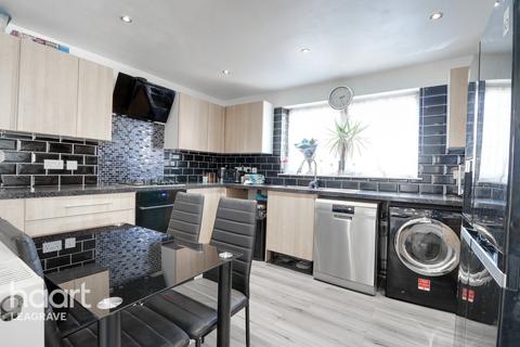18 Kestrel Way, Luton, LU4 0UD