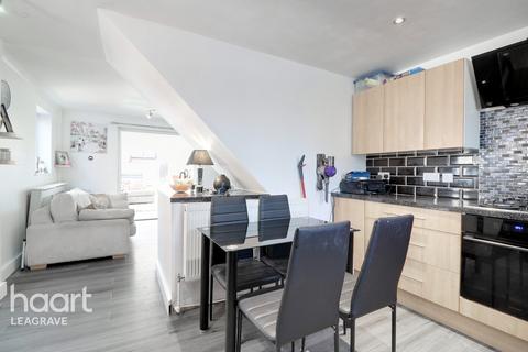 18 Kestrel Way, Luton, LU4 0UD