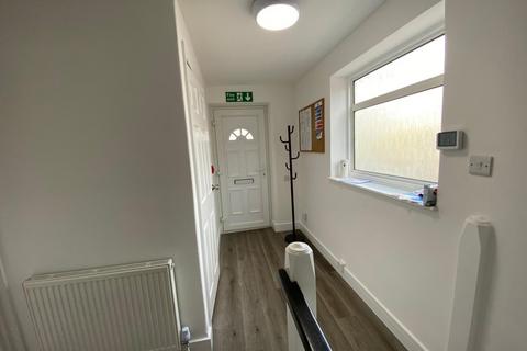 5 bedroom semi-detached house to rent, Mayhew Crescent, Hp13