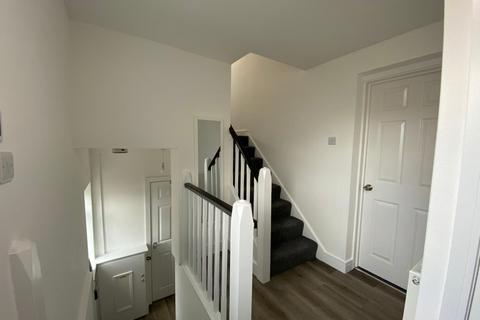 5 bedroom semi-detached house to rent, Mayhew Crescent, Hp13