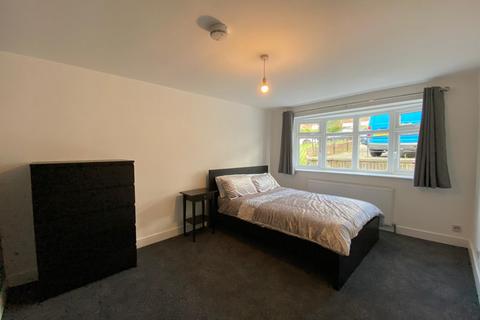 5 bedroom semi-detached house to rent, Mayhew Crescent, Hp13