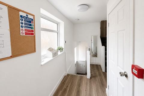 5 bedroom semi-detached house to rent, Mayhew Crescent, Hp13