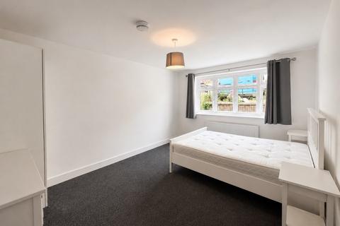 5 bedroom semi-detached house to rent, Mayhew Crescent, Hp13