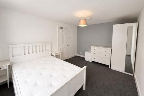 5 bedroom semi-detached house to rent, Mayhew Crescent, Hp13