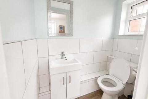 5 bedroom semi-detached house to rent, Mayhew Crescent, Hp13