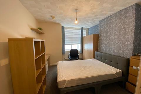 4 bed semi-detached house for rent in Green Street, Hp11