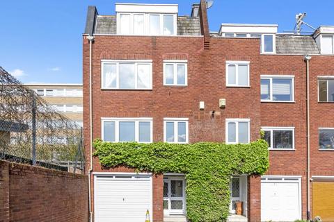19 Vane Close, London, NW3 5UN