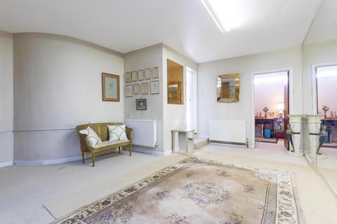 19 Vane Close, London, NW3 5UN