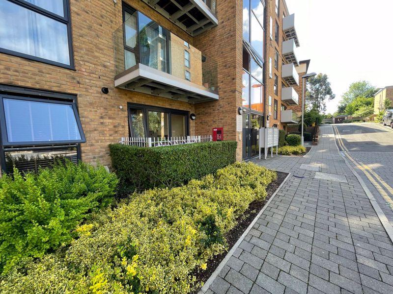 Zodiac Close, Edgware 2 bed flat £335,000