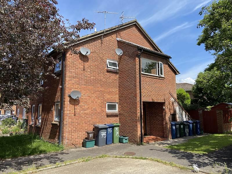 Hellyer Way, Bourne End Studio £650 pcm (£150 pw)