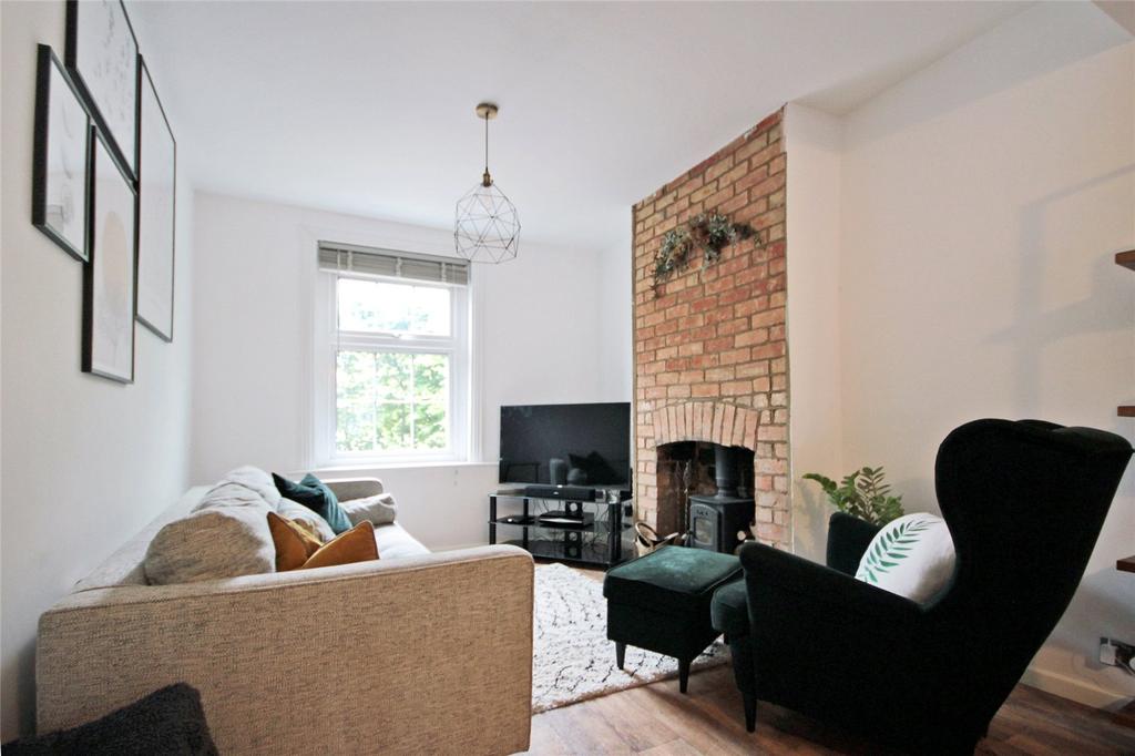 Swindon Road, Wroughton, Swindon, SN4 2 bed terraced house £235,000