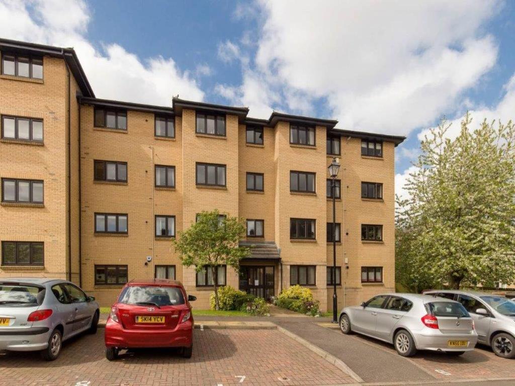 Learmonth Avenue, Comely Bank, Edinburgh 3 bed flat £1,450 pcm (£335 pw)