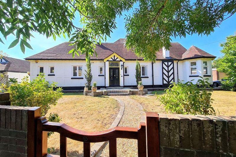 Manor Way, LeeOnTheSolent, PO13 4 bed character property