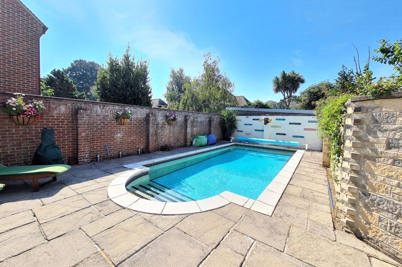Manor Way, LeeOnTheSolent, PO13 4 bed character property