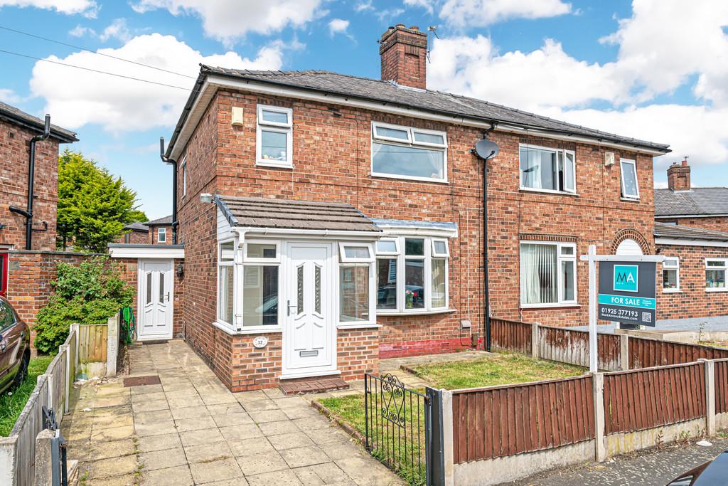 Banks Crescent, Warrington, Cheshire 3 bed semidetached house £150,000