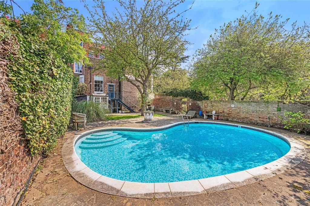 Courtyard/Pool