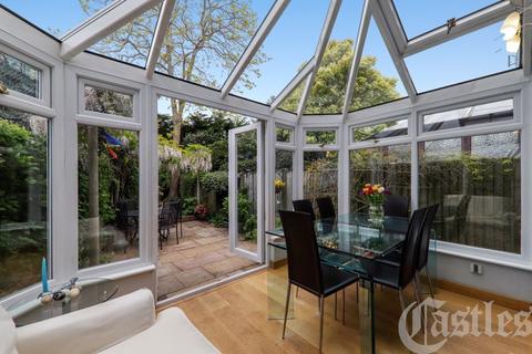 1 View Crescent, London, N8 8RW