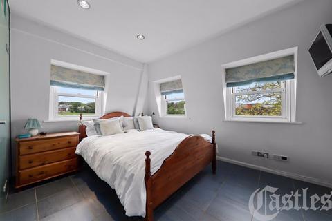 1 View Crescent, London, N8 8RW