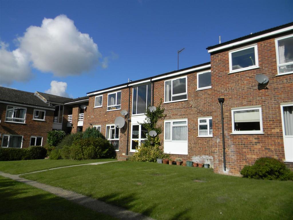 Chiltern Park Avenue Berkhamsted Herts 2 bed apartment £995 pcm (£230 pw)