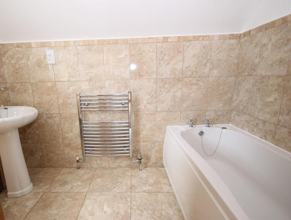 Family Bathroom (1st Floor)