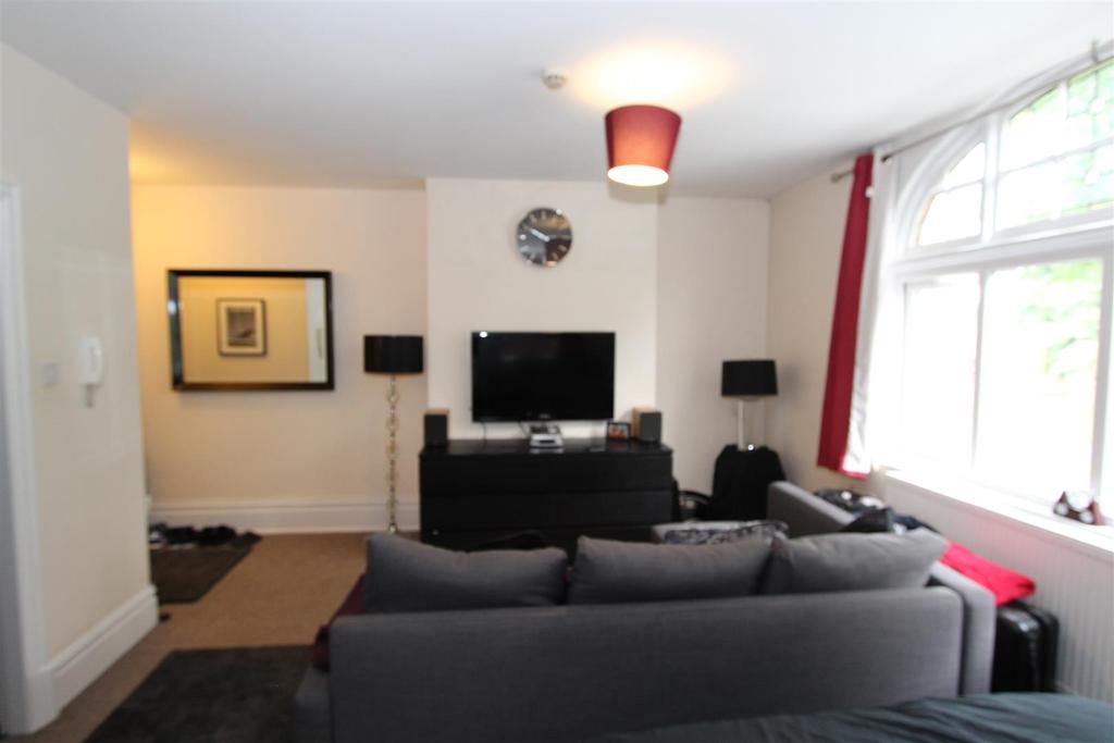 Flixton Road, Urmston, Manchester Studio £500 pcm (£115 pw)