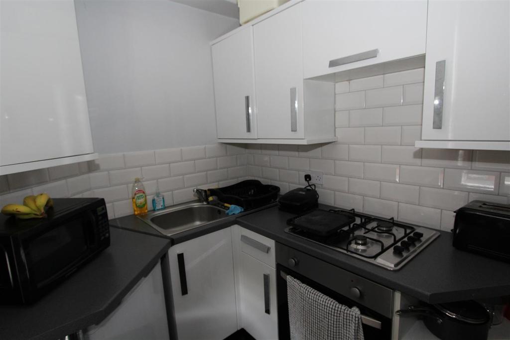 Flixton Road, Urmston, Manchester Studio £500 pcm (£115 pw)