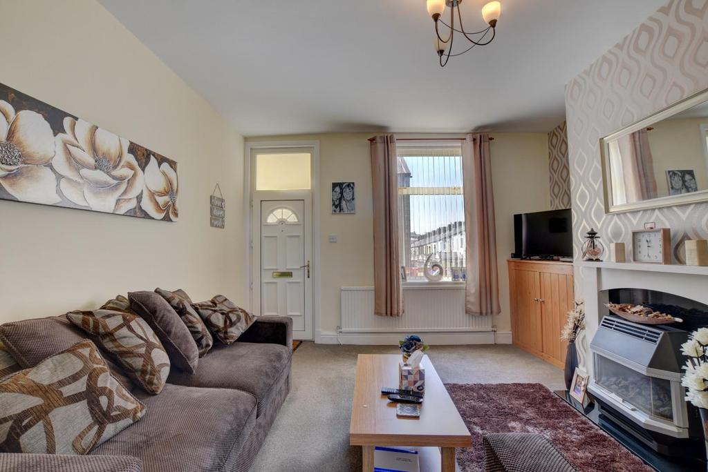 Oak Street, Colne 2 bed terraced house £67,500