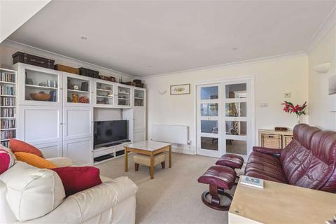 3 Briar Close, Kennington, Ashford, TN24 9BS