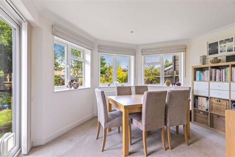 3 Briar Close, Kennington, Ashford, TN24 9BS