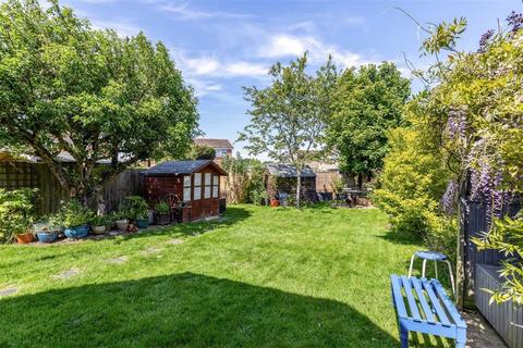 3 Briar Close, Kennington, Ashford, TN24 9BS