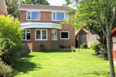3 Briar Close, Kennington, Ashford, TN24 9BS