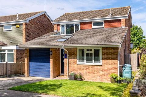 3 Briar Close, Kennington, Ashford, TN24 9BS