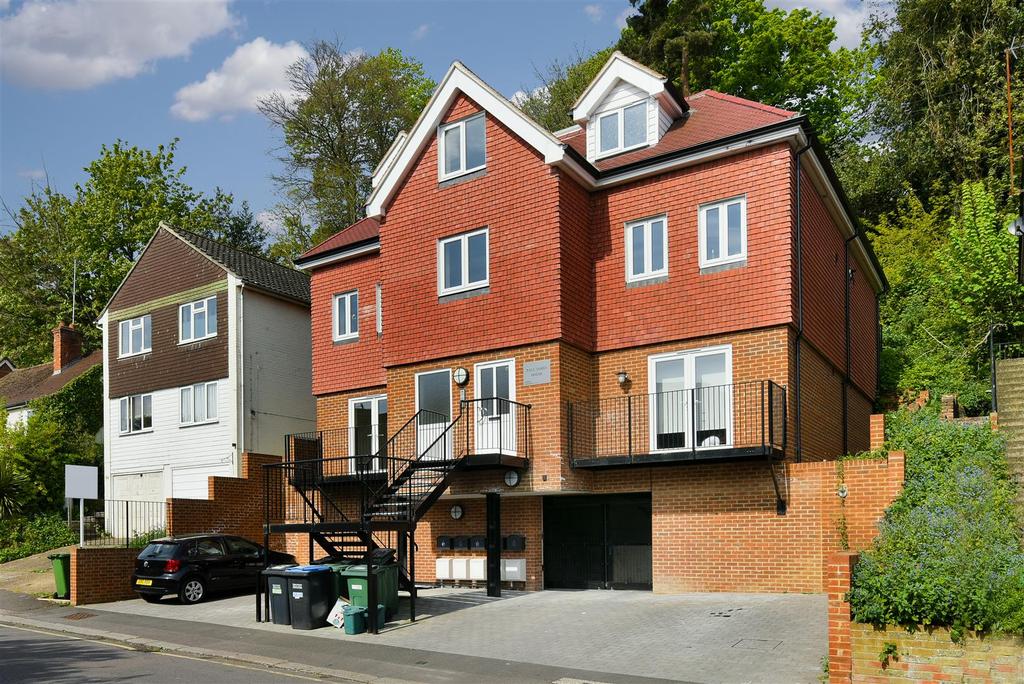 Garlands Road, Redhill 2 bed apartment £1,200 pcm (£277 pw)