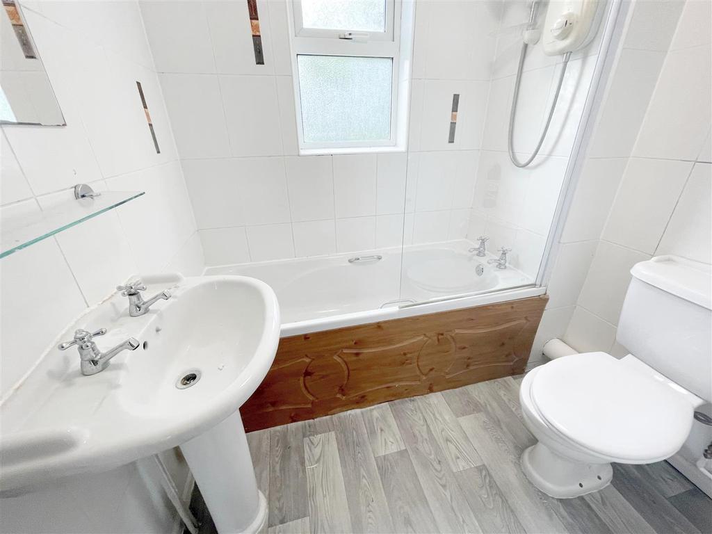 Greenwich Gardens, Newport Pagnell 3 bed end of terrace house £1,250
