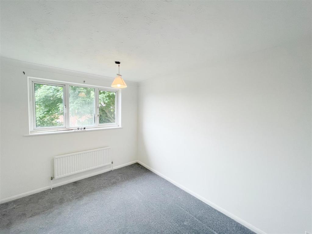 Greenwich Gardens, Newport Pagnell 3 bed end of terrace house £1,250